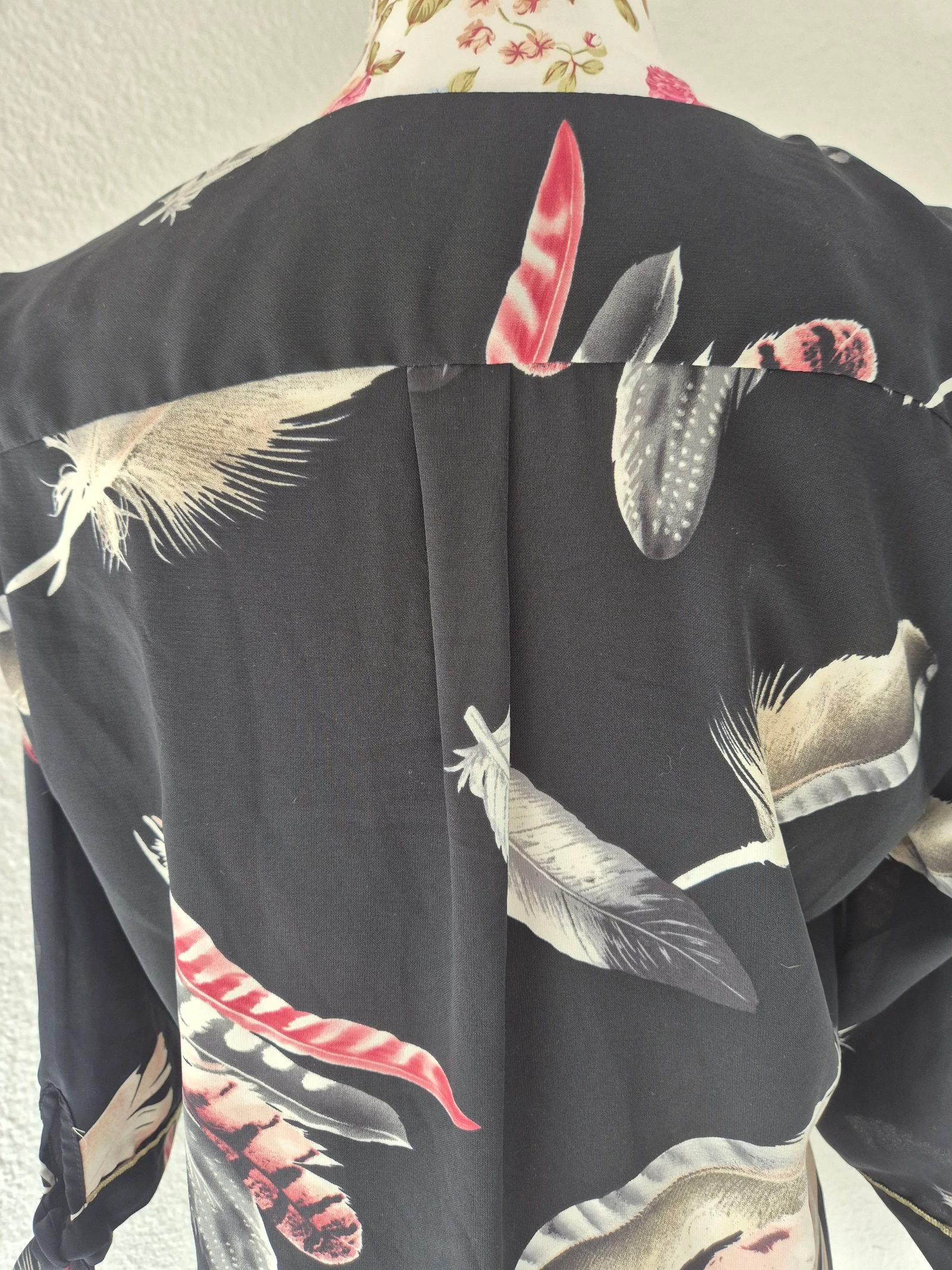 🖤 Vestido Vie Ta Vie preto com estampa de penas tamanho 1 (36/38) gola V mangas amarradas estilo boêmio chique – photo 7